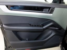 Porsche Cayenne S AWD 2025 — side view