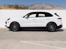 Porsche Cayenne S AWD 2025 — side view
