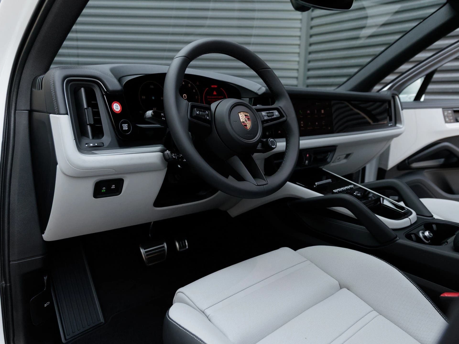 Porsche Cayenne S AWD 2025 — side view