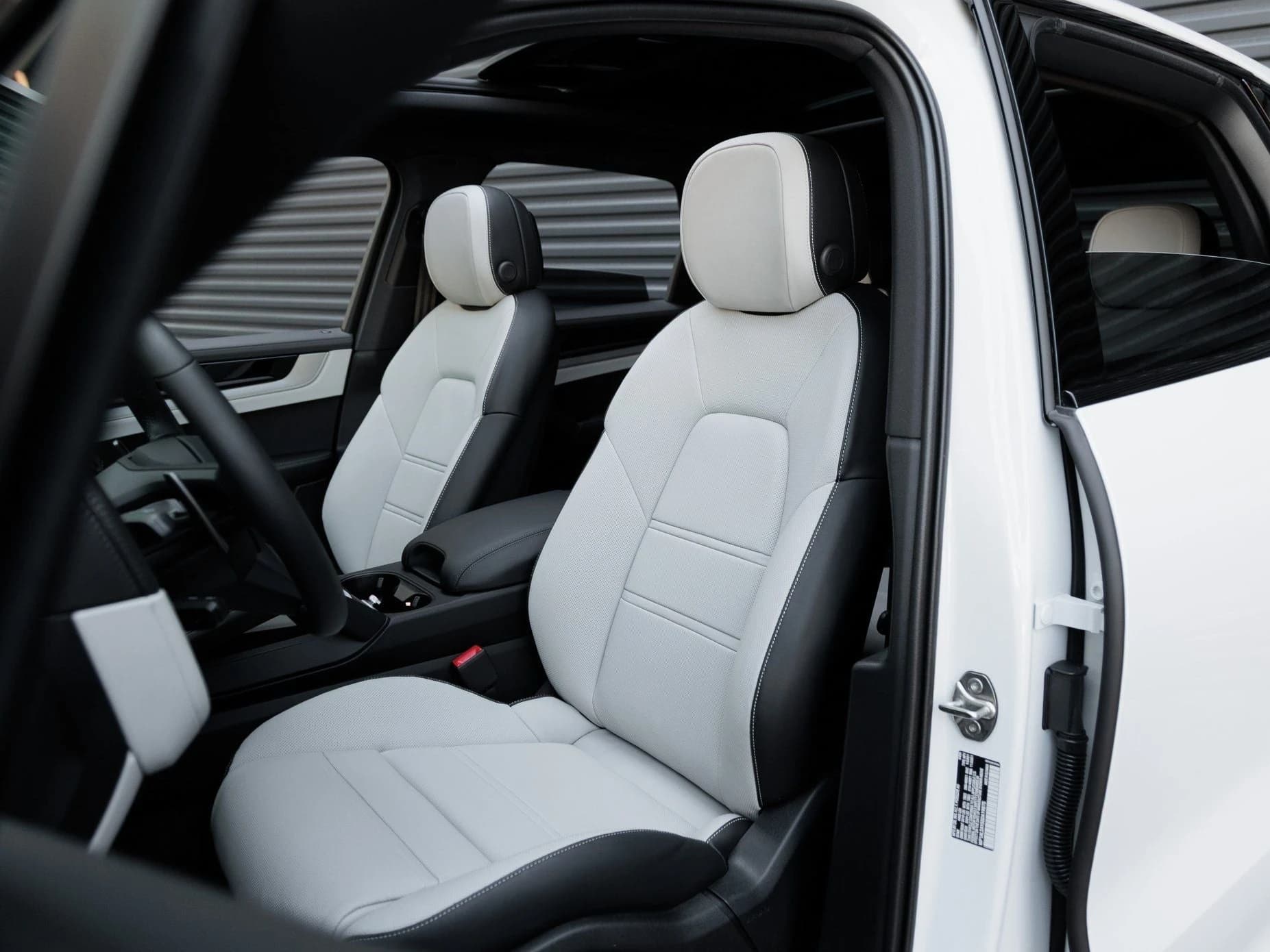 Porsche Cayenne S AWD 2025 — side view