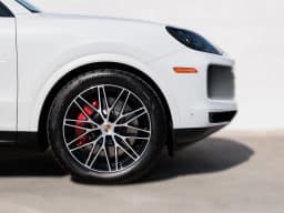 Porsche Cayenne S AWD 2025 — side view