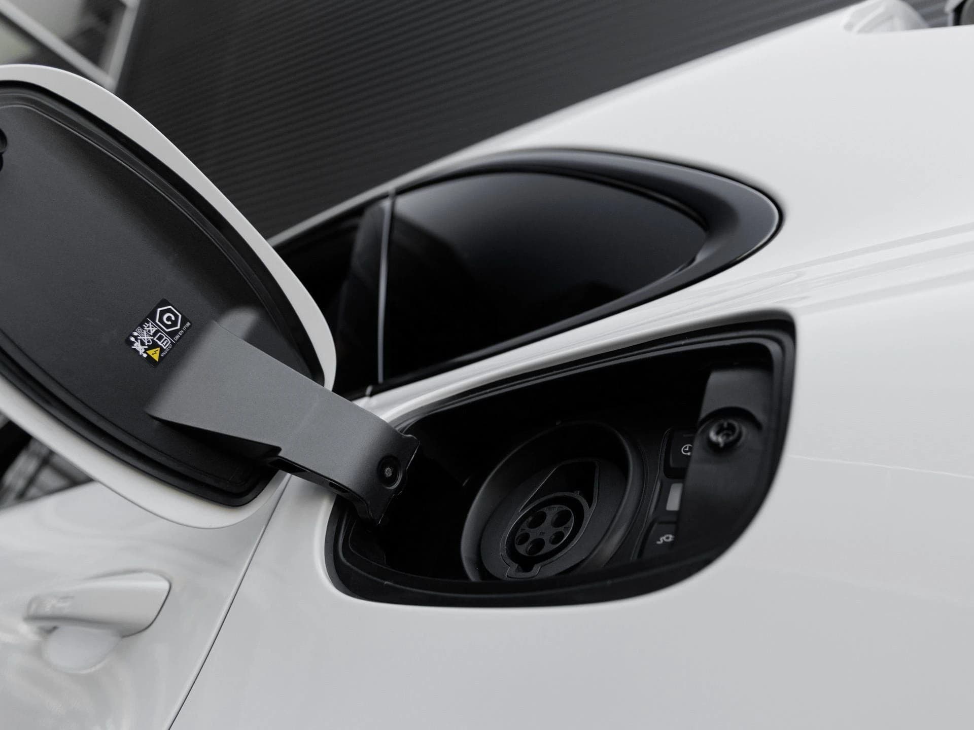 Porsche Cayenne Turbo E-Hybrid AWD 2026 — side view