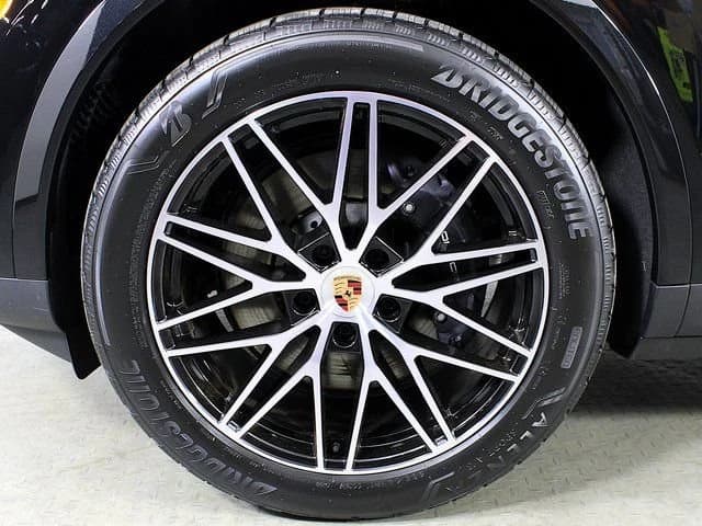 Porsche Cayenne Base Coupe AWD 2026 — side view