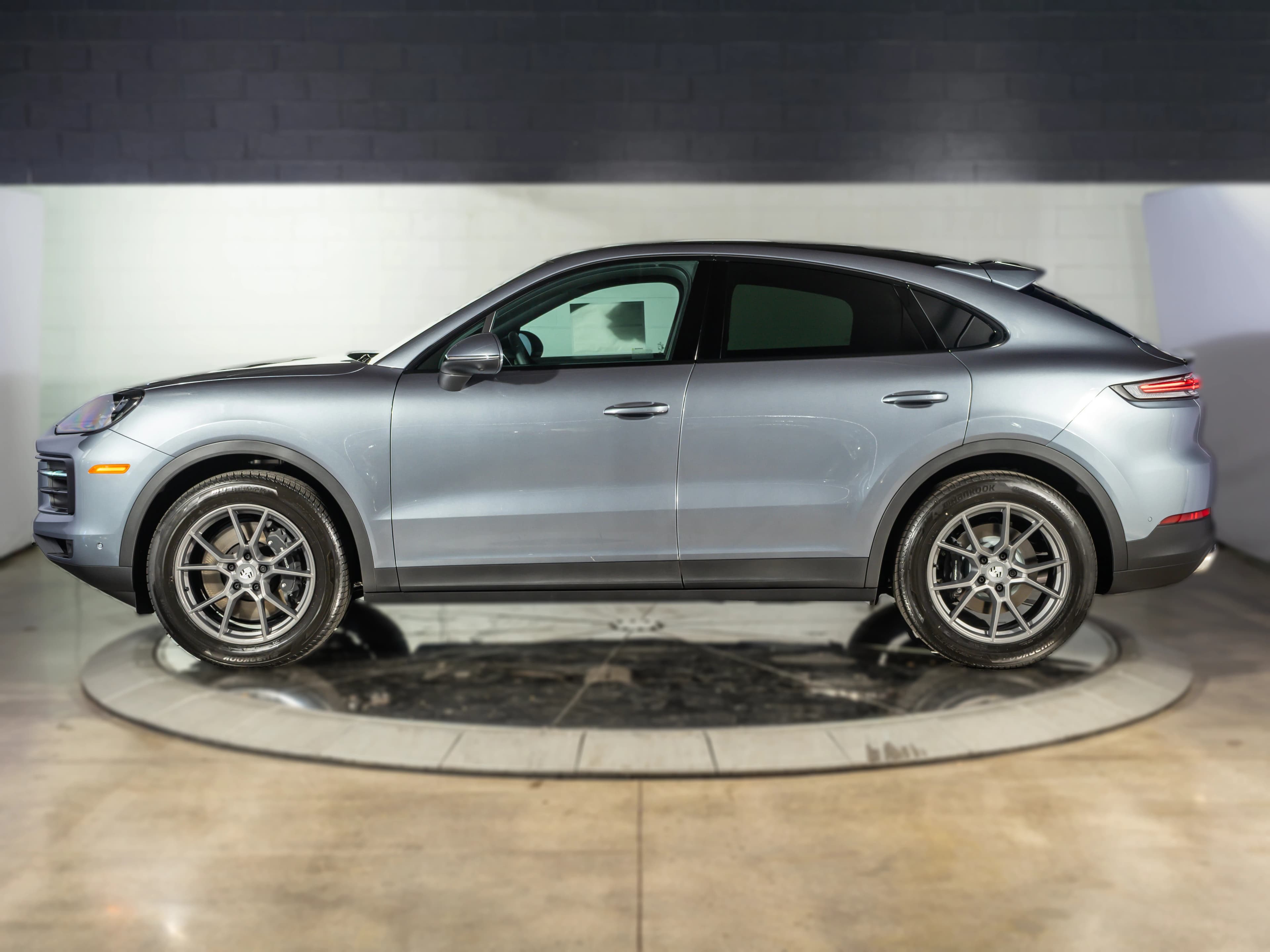 Porsche Cayenne Base Coupe AWD 2026 — side view