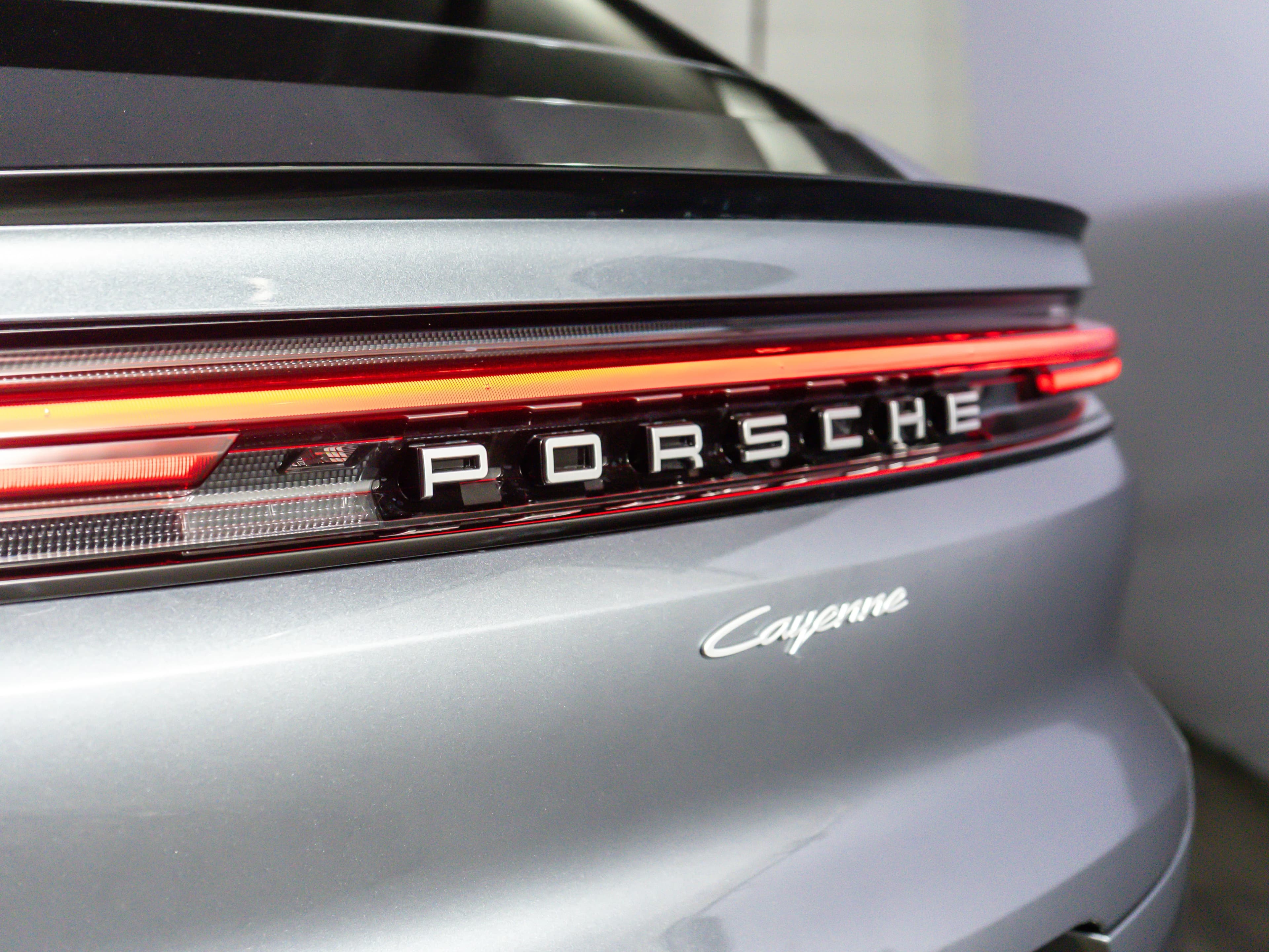 Porsche Cayenne Base Coupe AWD 2026 — side view