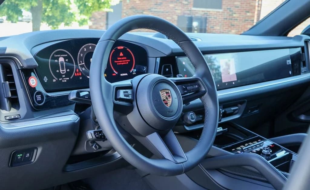 Porsche Cayenne Base Coupe AWD 2026 — side view