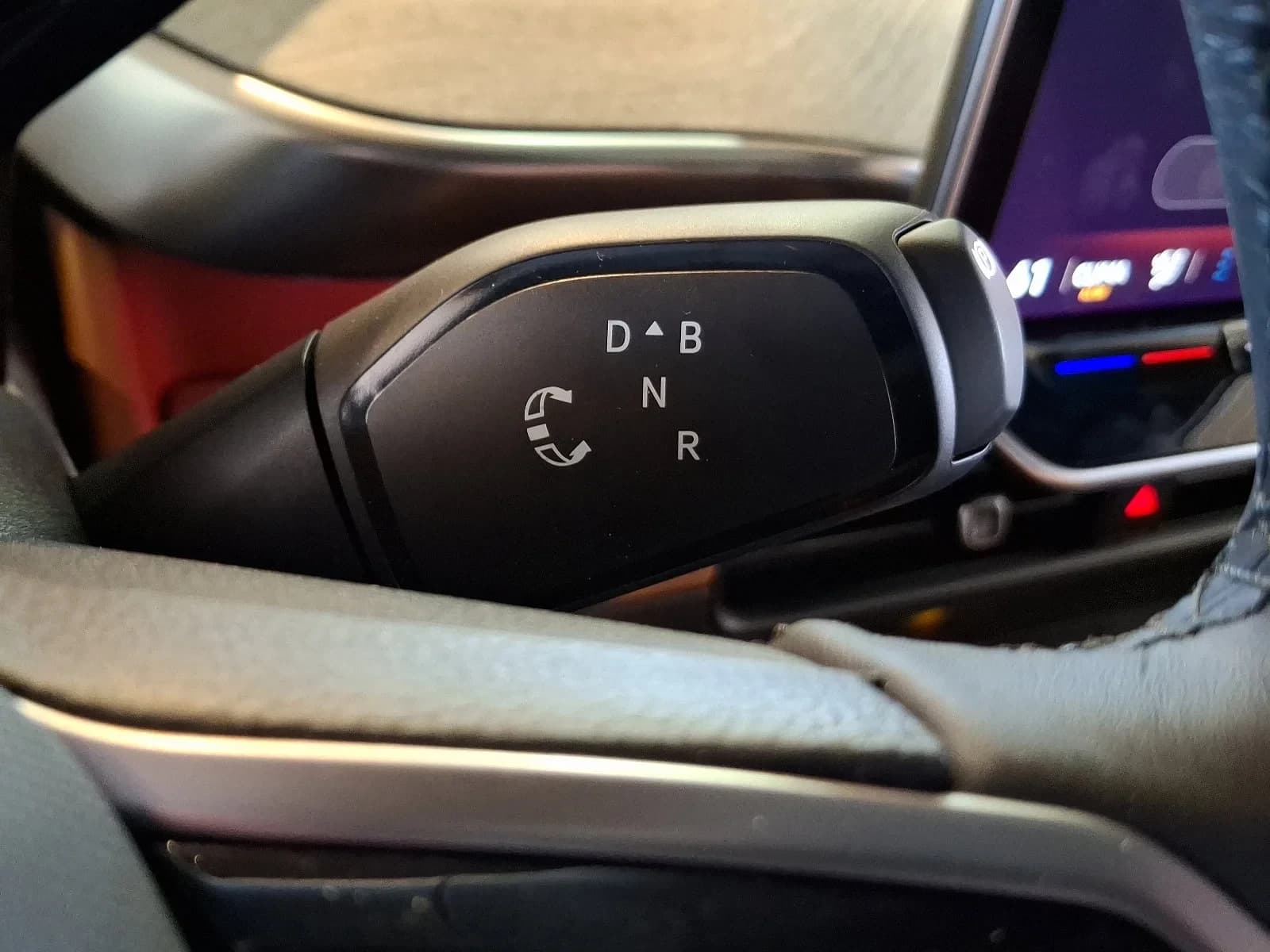 Volkswagen ID. Buzz Pro S RWD 2025 — side view
