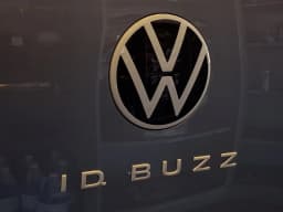 Volkswagen ID. Buzz Pro S RWD 2025 — side view