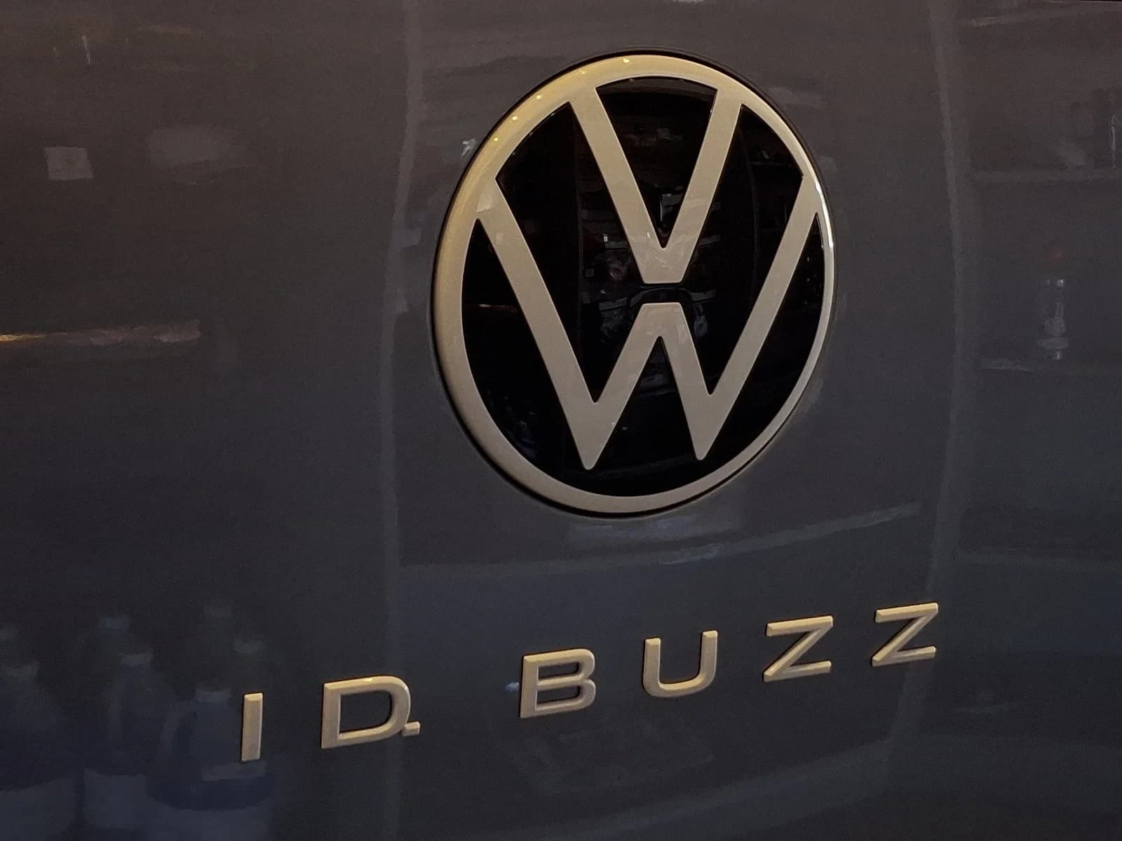 Volkswagen ID. Buzz Pro S RWD 2025 — side view