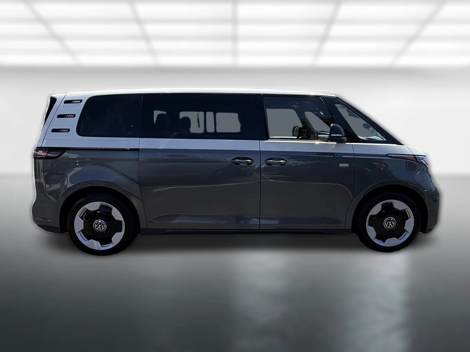 Volkswagen ID. Buzz Pro S Plus 4MOTION 2025 — side view