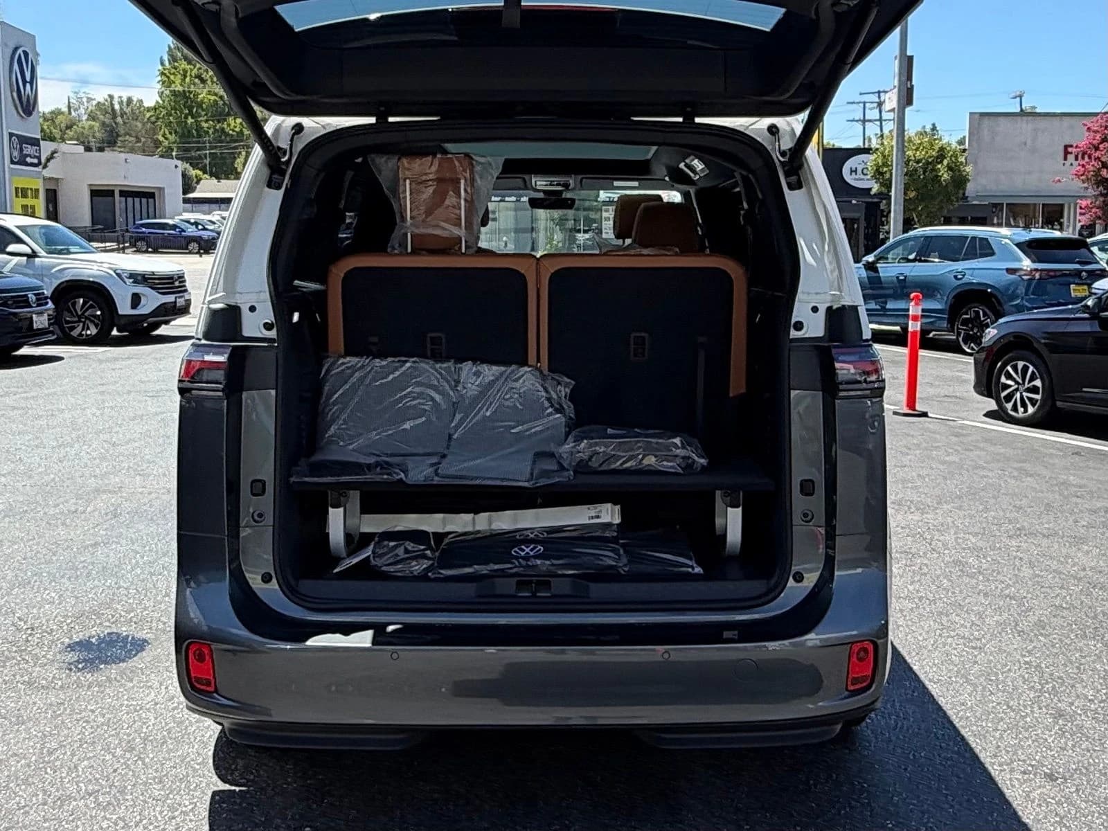 Volkswagen ID. Buzz Pro S Plus 4MOTION 2025 — side view