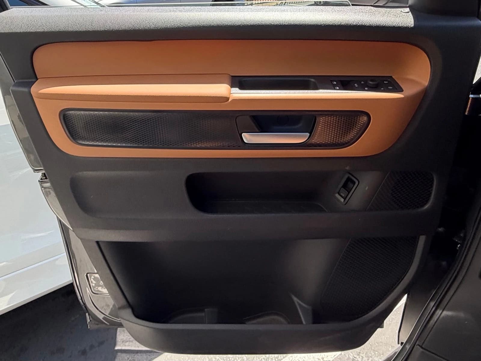 Volkswagen ID. Buzz Pro S Plus 4MOTION 2025 — side view