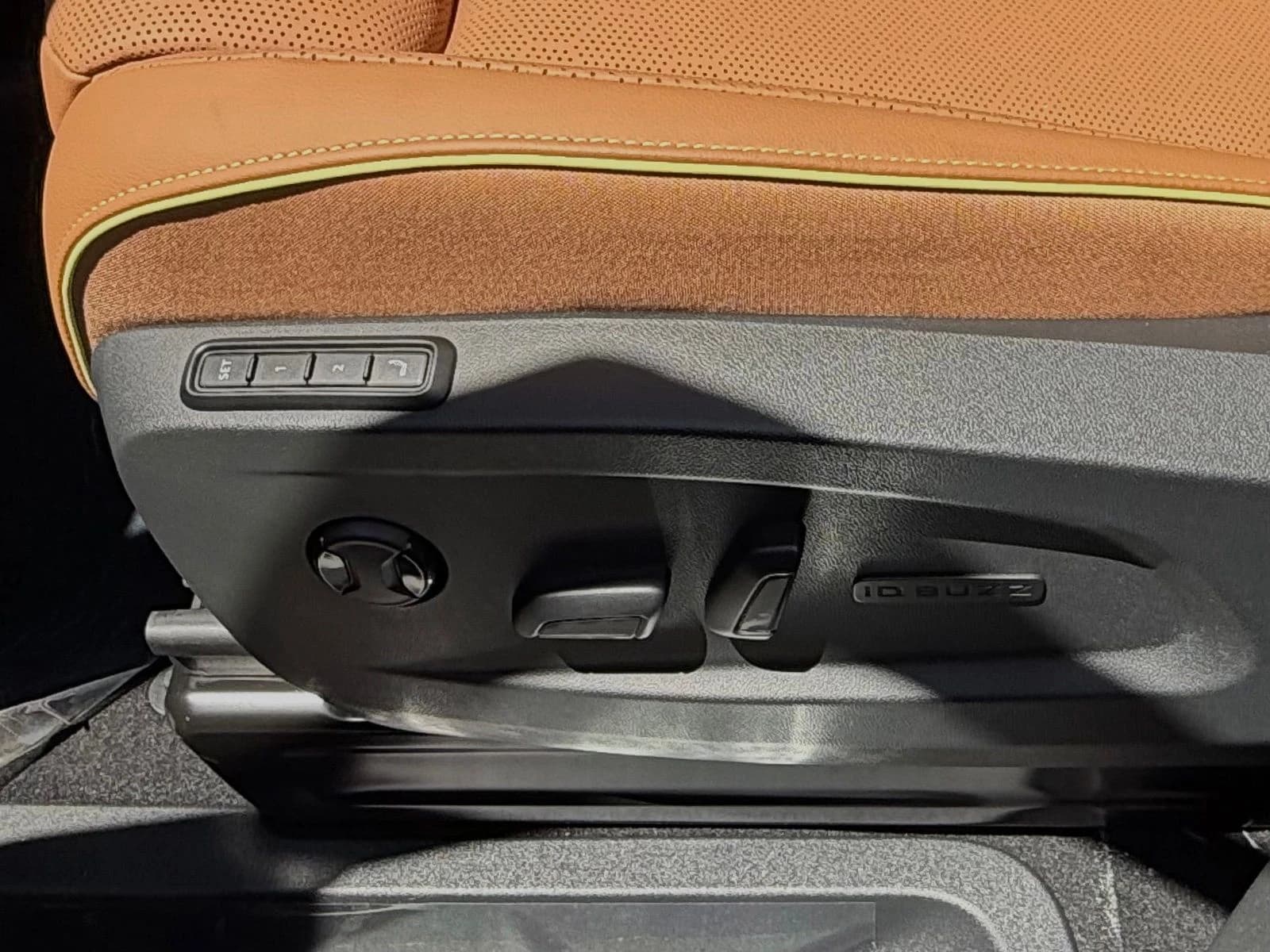 Volkswagen ID. Buzz Pro S Plus 4MOTION 2025 — side view
