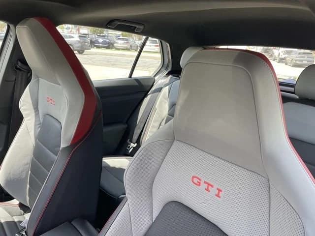 Volkswagen Golf GTI SE 2.0T DSG 2026 — side view