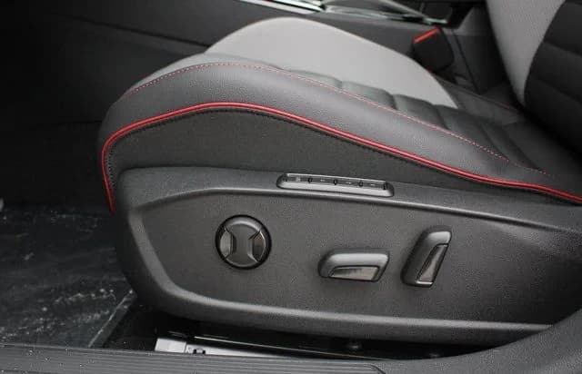 Volkswagen Golf GTI SE 2.0T DSG 2026 — side view