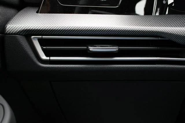 Volkswagen Golf GTI SE 2.0T DSG 2026 — side view