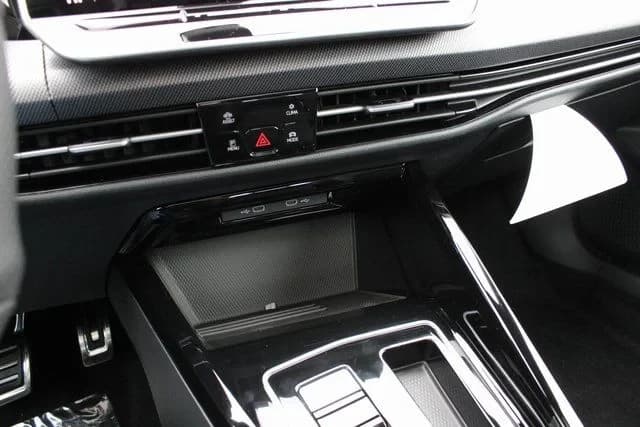 Volkswagen Golf GTI SE 2.0T DSG 2026 — side view