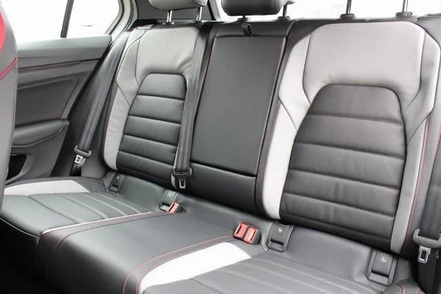 Volkswagen Golf GTI SE 2.0T DSG 2026 — side view