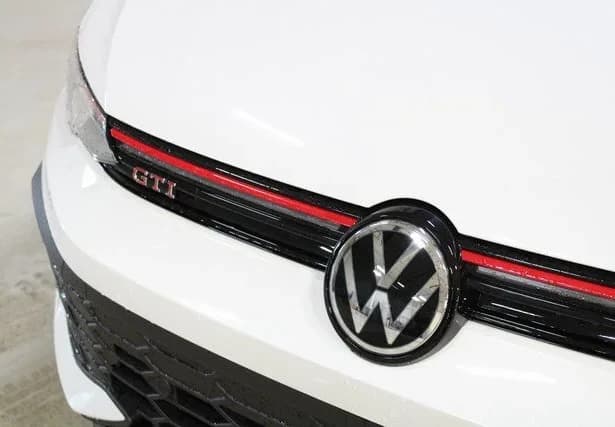Volkswagen Golf GTI SE 2.0T DSG 2026 — side view