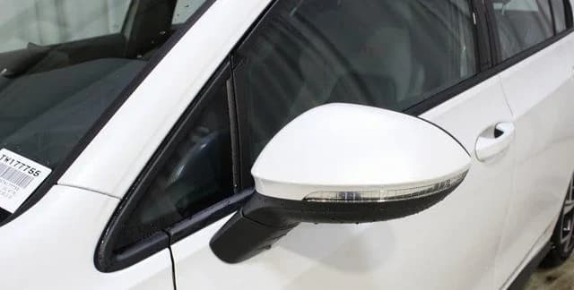 Volkswagen Golf GTI SE 2.0T DSG 2026 — side view