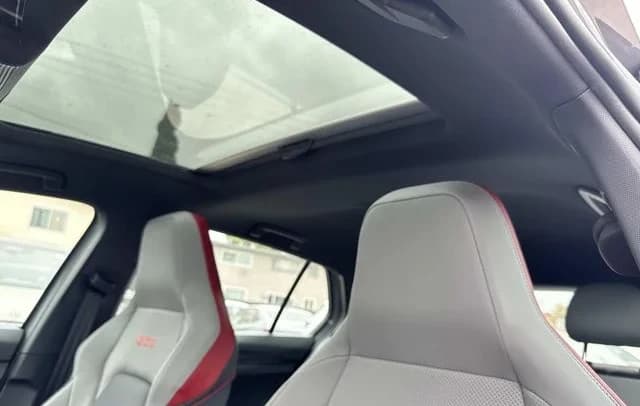 Volkswagen Golf GTI SE 2.0T DSG 2026 — side view