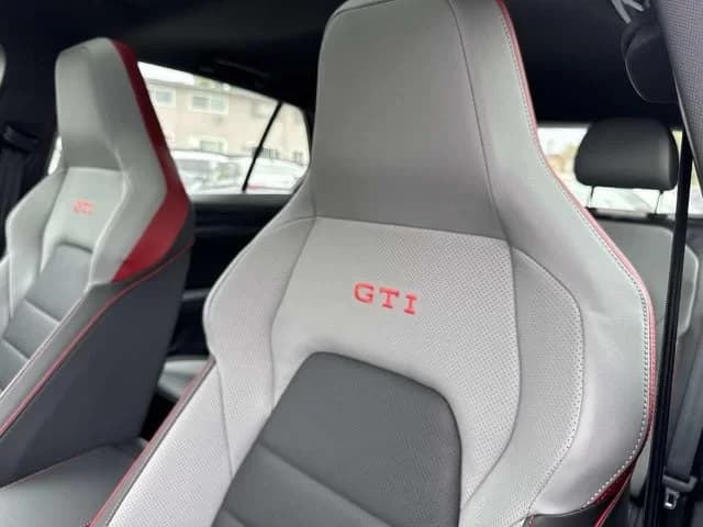 Volkswagen Golf GTI SE 2.0T DSG 2026 — side view