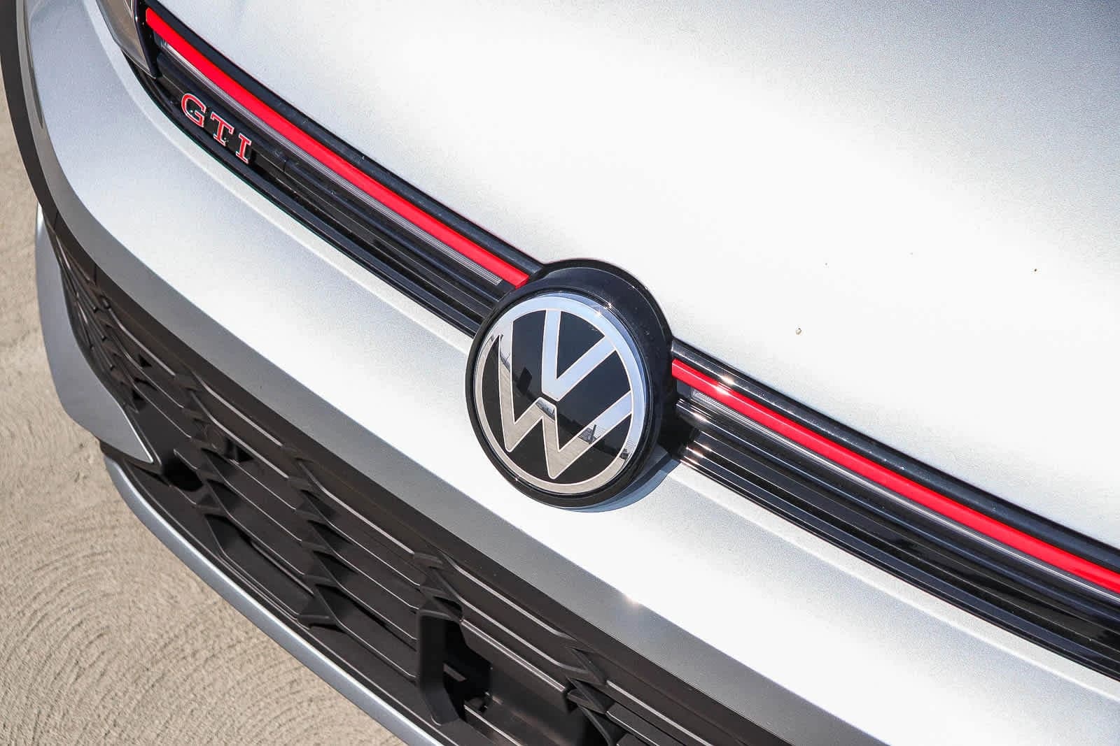 Volkswagen Golf GTI SE 2.0T DSG 2026 — side view