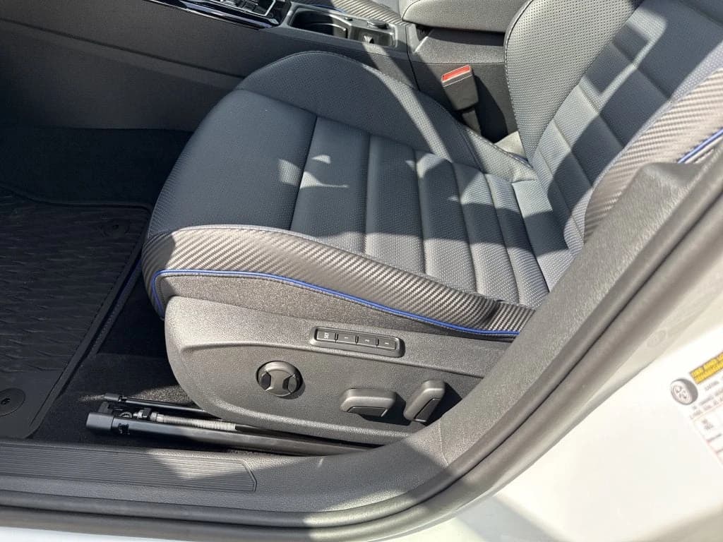 Volkswagen Golf R Base 2.0T DSG 2026 — side view