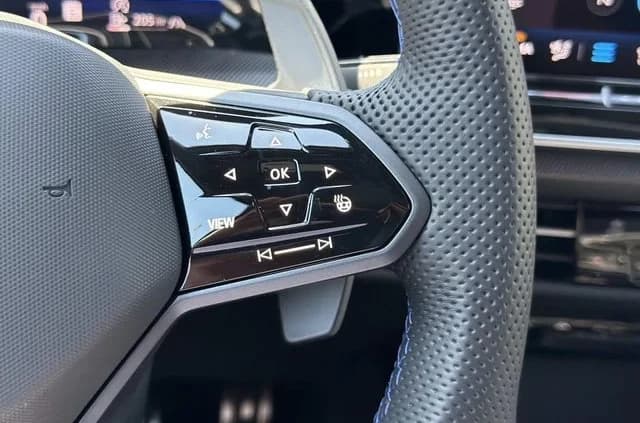 Volkswagen Golf R Base 2.0T DSG 2026 — side view
