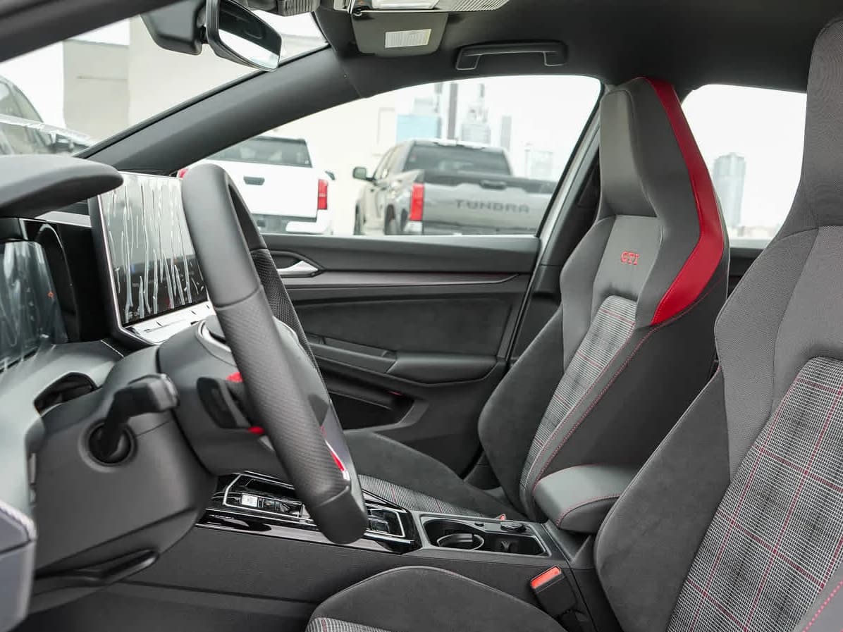 Volkswagen Golf GTI S 2.0T DSG 2026 — side view