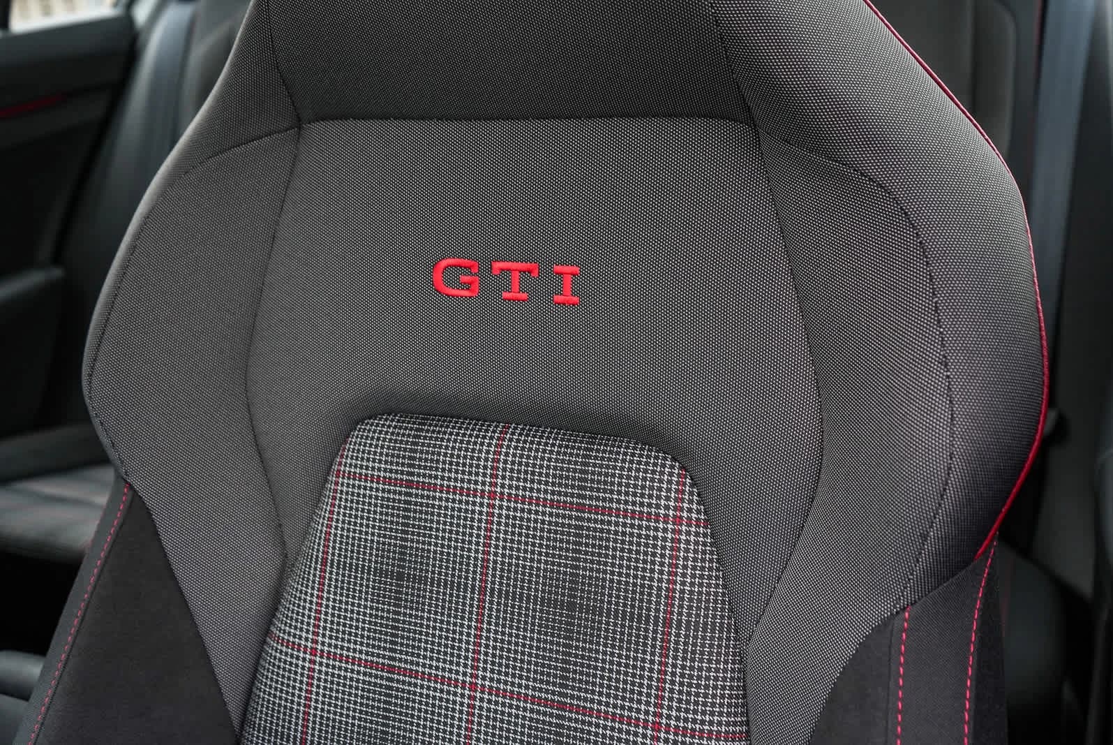 Volkswagen Golf GTI S 2.0T DSG 2026 — side view