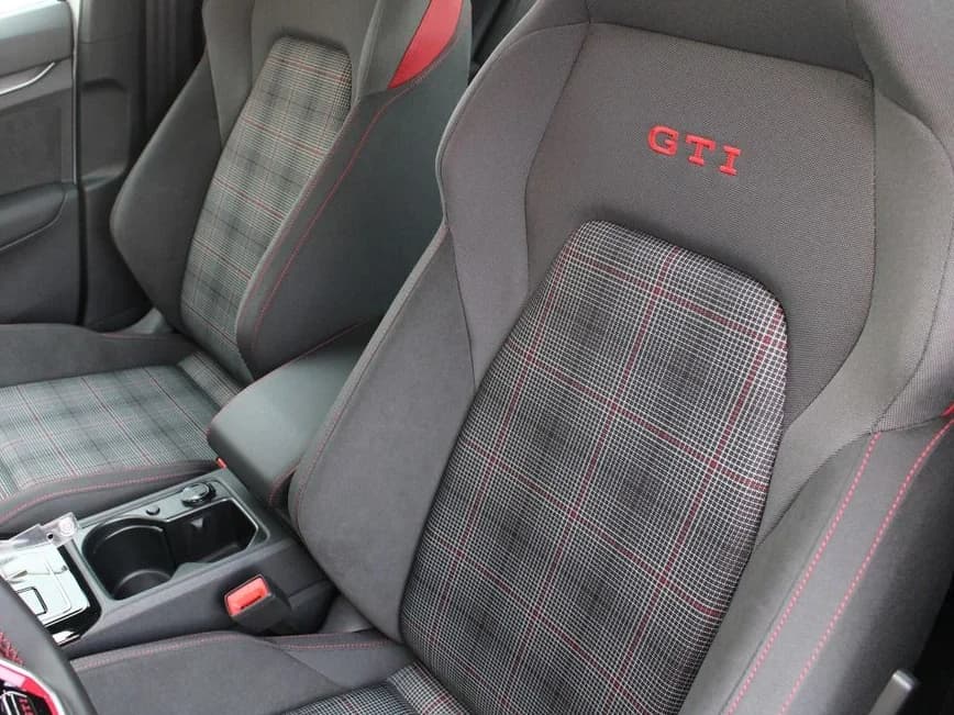 Volkswagen Golf GTI S 2.0T DSG 2026 — side view
