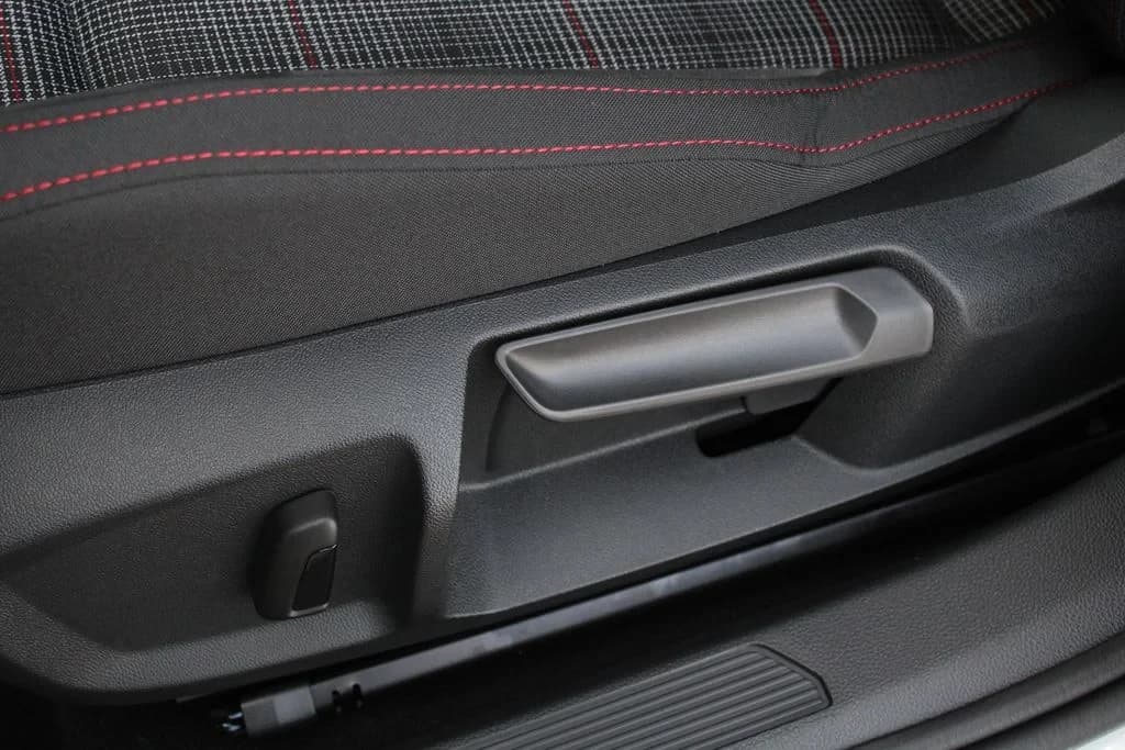 Volkswagen Golf GTI S 2.0T DSG 2026 — side view