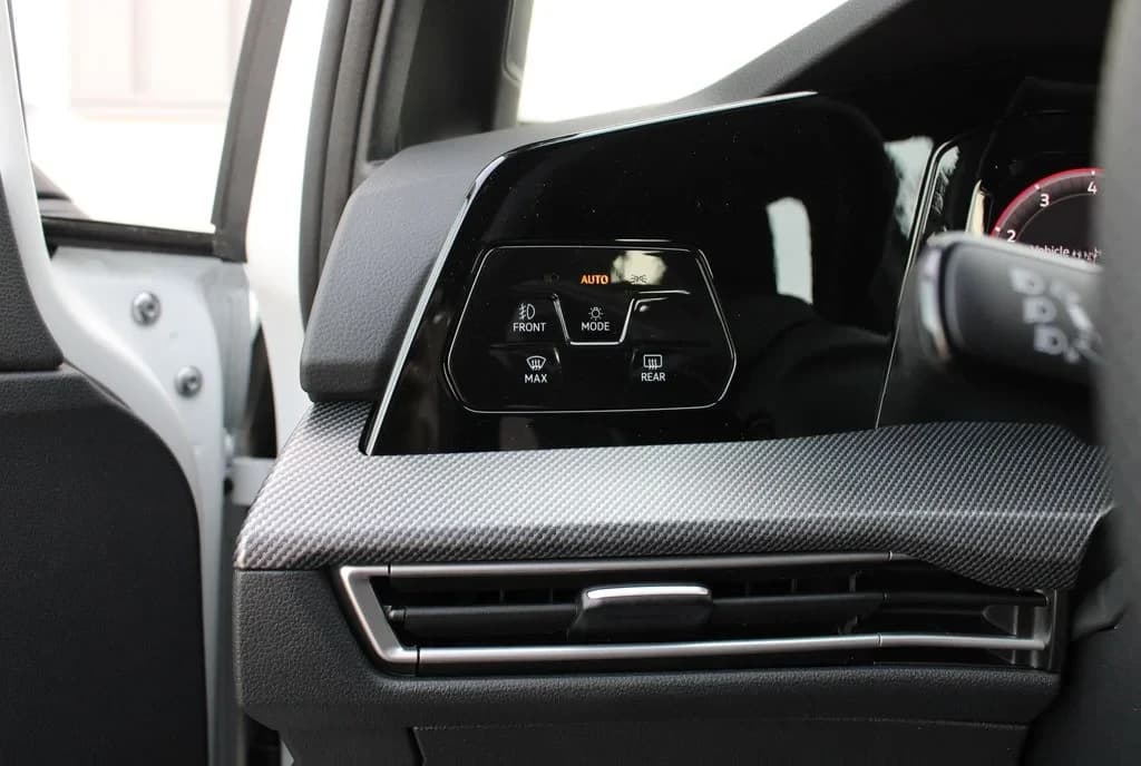 Volkswagen Golf GTI S 2.0T DSG 2026 — side view