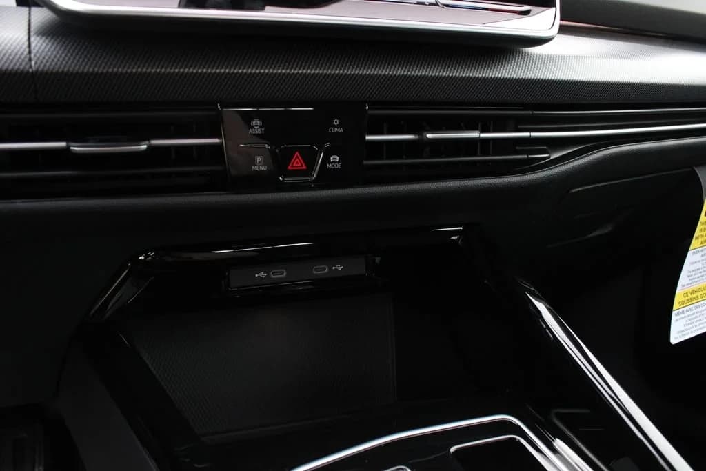 Volkswagen Golf GTI S 2.0T DSG 2026 — side view