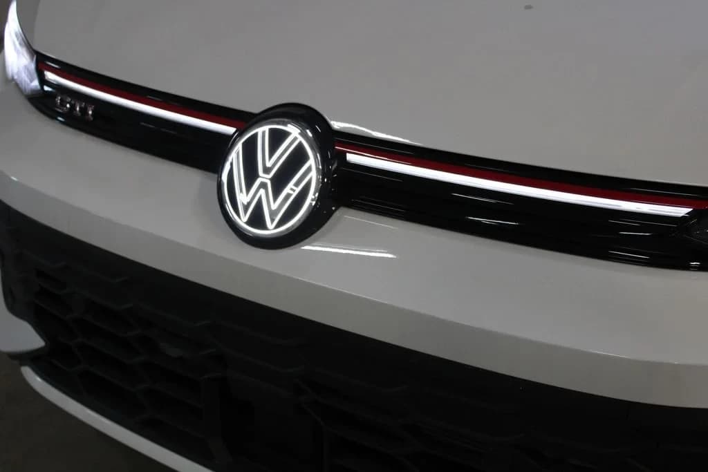 Volkswagen Golf GTI S 2.0T DSG 2026 — side view
