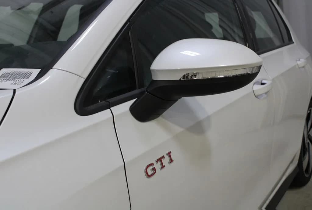 Volkswagen Golf GTI S 2.0T DSG 2026 — side view
