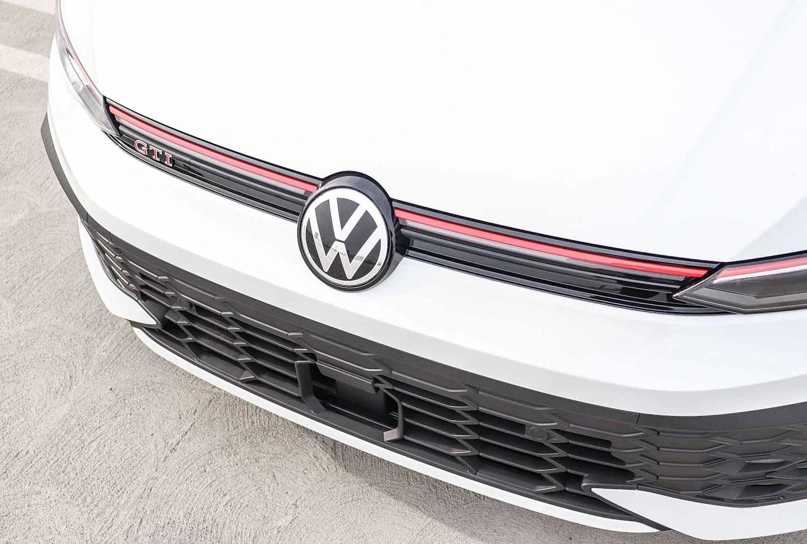 Volkswagen Golf GTI S 2.0T DSG 2026 — side view