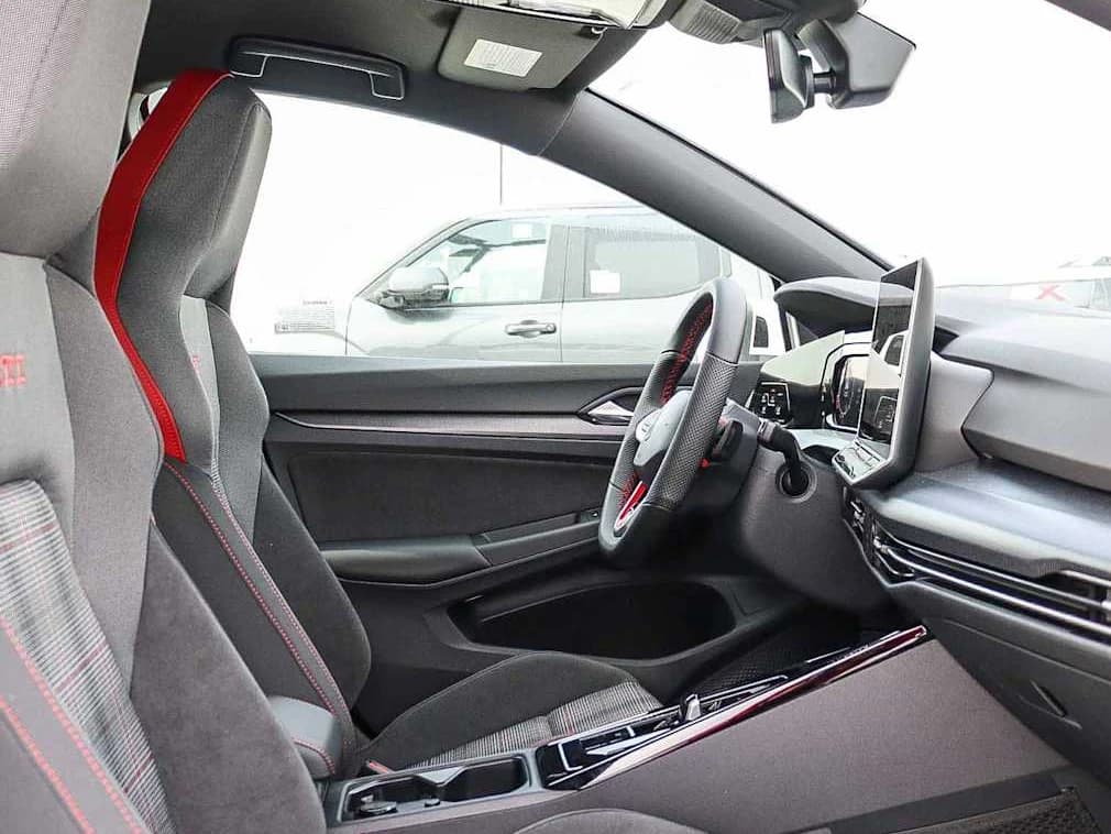 Volkswagen Golf GTI S 2.0T DSG 2026 — side view