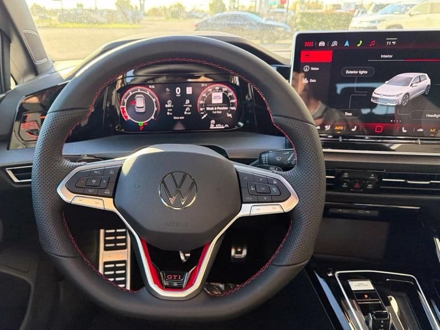 Volkswagen Golf GTI S 2.0T DSG 2026 — side view