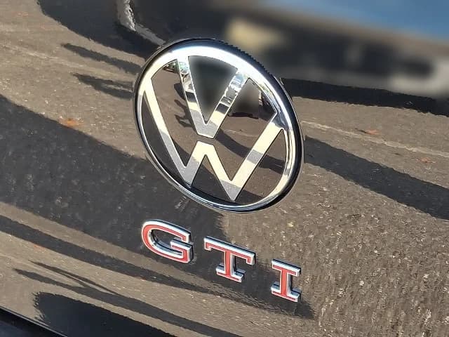 Volkswagen Golf GTI S 2.0T DSG 2026 — side view
