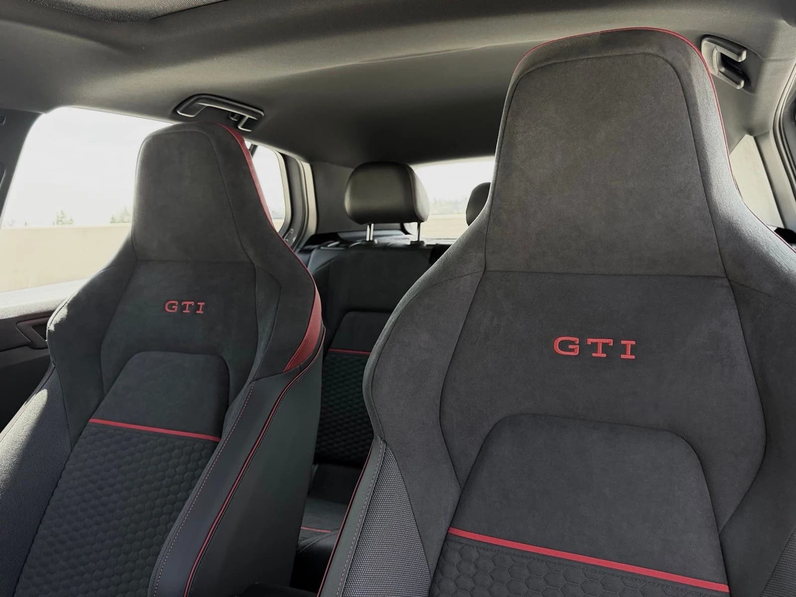 Volkswagen Golf GTI SE 2.0T DSG 2026 — side view