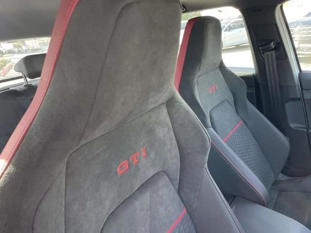 Volkswagen Golf GTI SE 2.0T DSG 2026 — side view