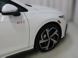 Volkswagen Golf GTI SE 2.0T DSG 2026 — side view
