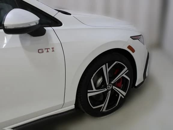 Volkswagen Golf GTI SE 2.0T DSG 2026 — side view