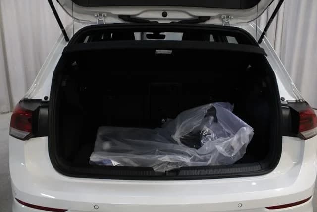 Volkswagen Golf GTI SE 2.0T DSG 2026 — side view