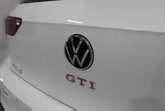 Volkswagen Golf GTI SE 2.0T DSG 2026 — side view