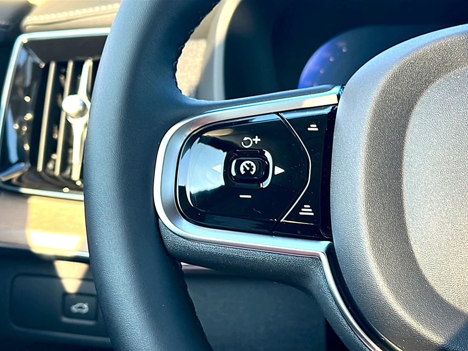 Volvo XC90 Plus B6 AWD 7-Seater 2026 — side view