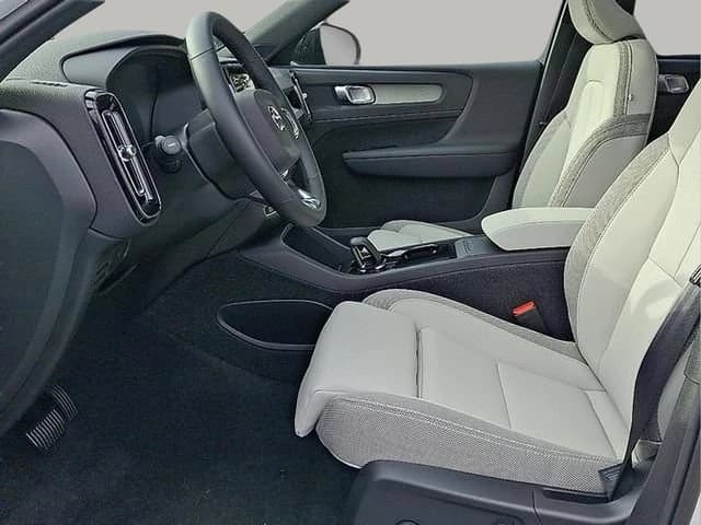 Volvo EX40 Plus Single Motor Extended Range RWD 2026 — side view