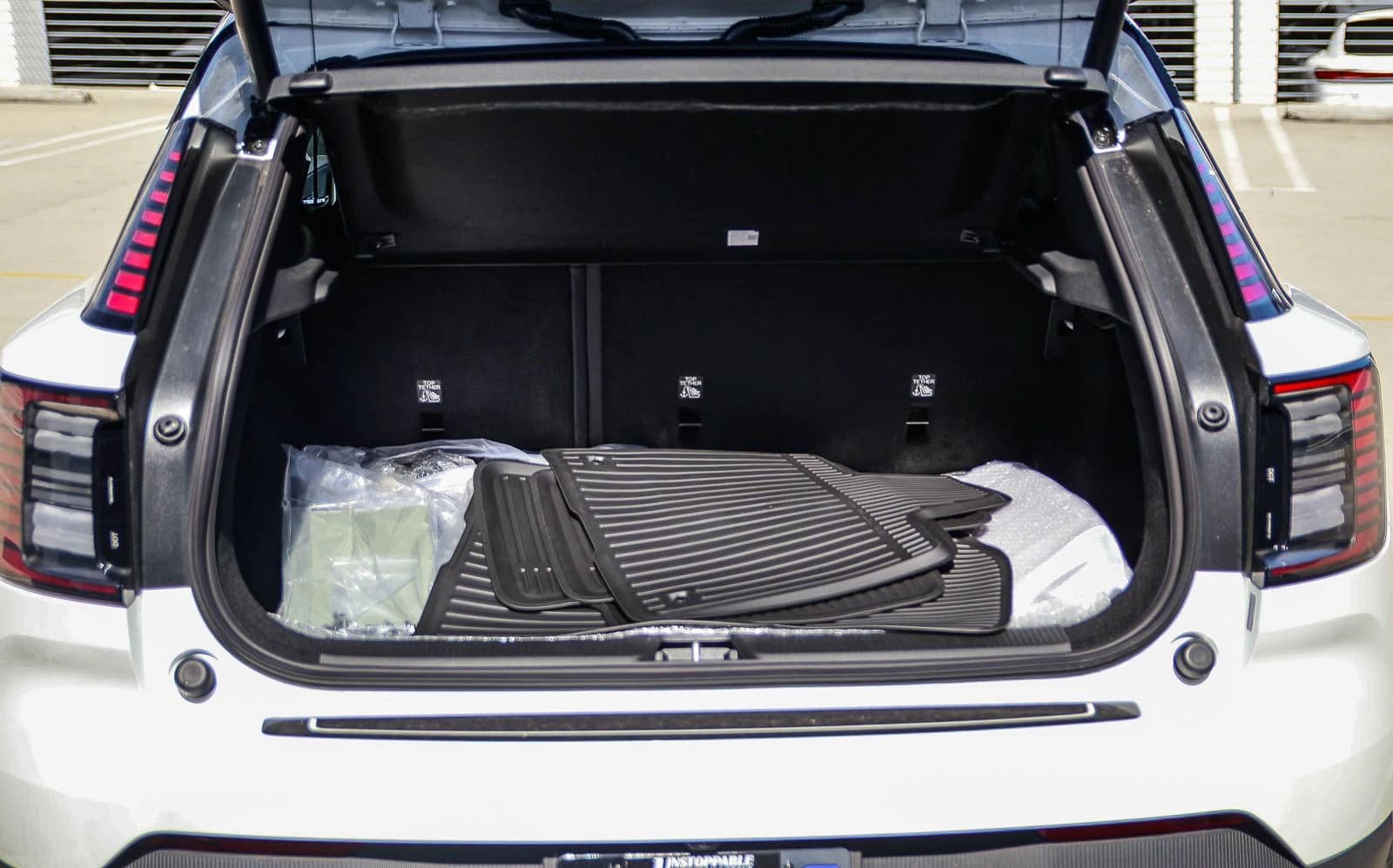 Volvo EX30 Cross Country Ultra Twin Motor AWD 2026 — side view